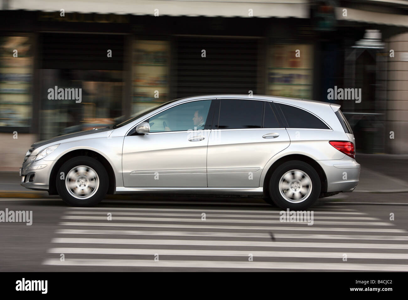 Mercedes R 320 CDI, model year 2005-, silver, driving, side view, City  Stock Photo - Alamy