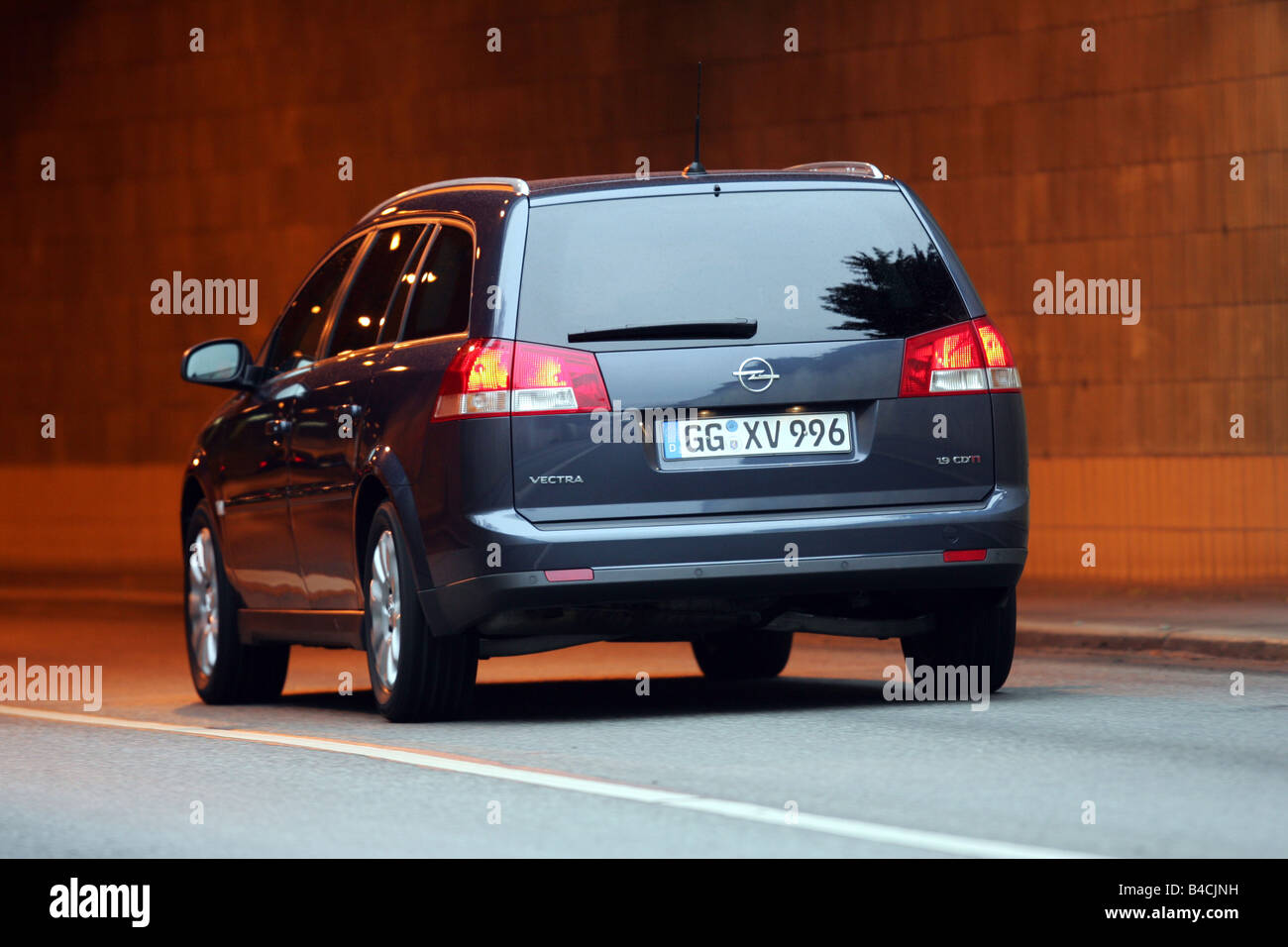 Opel Vectra Caravan 1.9 CDTi, model year 2005-, anthracite, driving, diagonal from the back, rear view, City, Tunnel Stock Photo