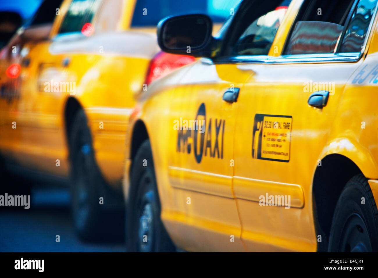 TAXIS, BUSY, CARS, TRUCKS, MOTOR VEHICLE, NEW YORK CITY, NYC, MANHATTAN
