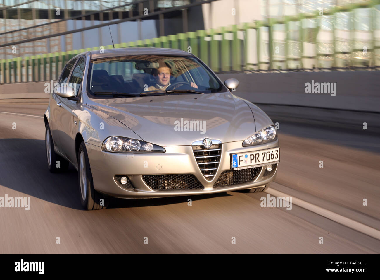 Alfa Romeo 147 1.9 JTD 16 V Distinctive, model year 2004-, silver, driving, diagonal from the front, frontal view, City Stock Photo