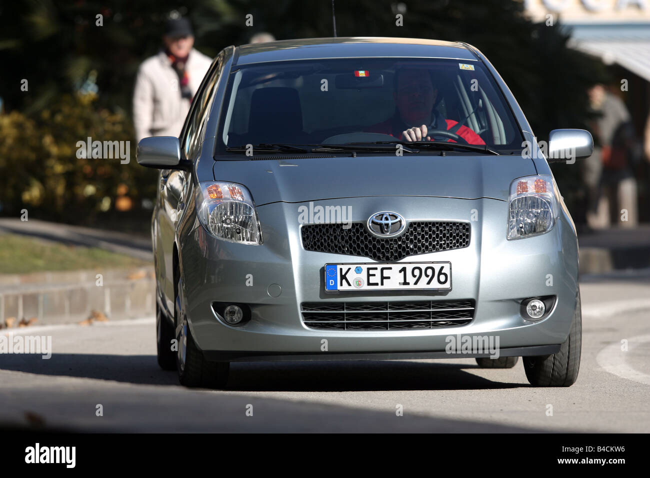 Toyota Yaris 1.3 WT-i, model year 2005-, silver, driving, diagonal from the front, frontal view, City Stock Photo