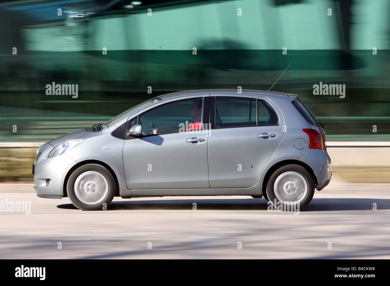 Toyota Yaris 1.3 WT-i, model year 2005-, silver, driving, side view, City Stock Photo