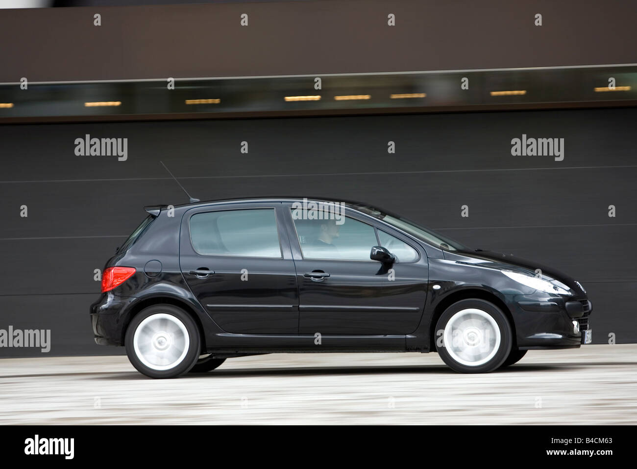 Peugeot 307 HDI FAP 135, black, model year 2005-, driving, side view, City  Stock Photo - Alamy