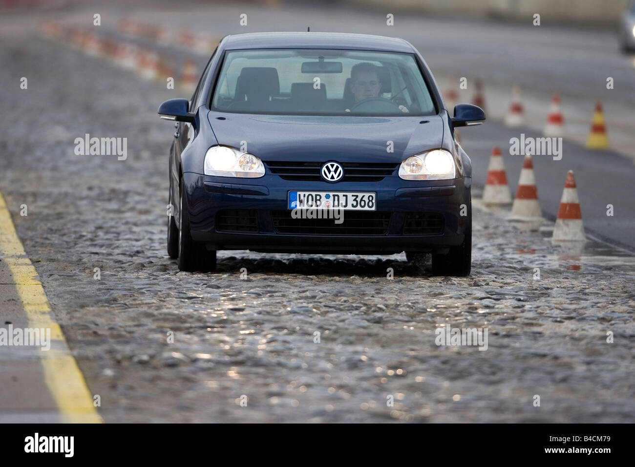 VW Volkswagen Golf GT 2.0 TDI, dark blue, model year 2005-, driving,  diagonal from the front, frontal view, Pilonen, Test track Stock Photo -  Alamy
