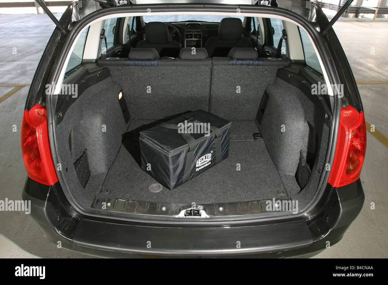 Car, Peugeot 307 SW hatchback, Lower middle-sized class, model year 2002-, black, view into boot, technique/accessory, accessori Stock Photo