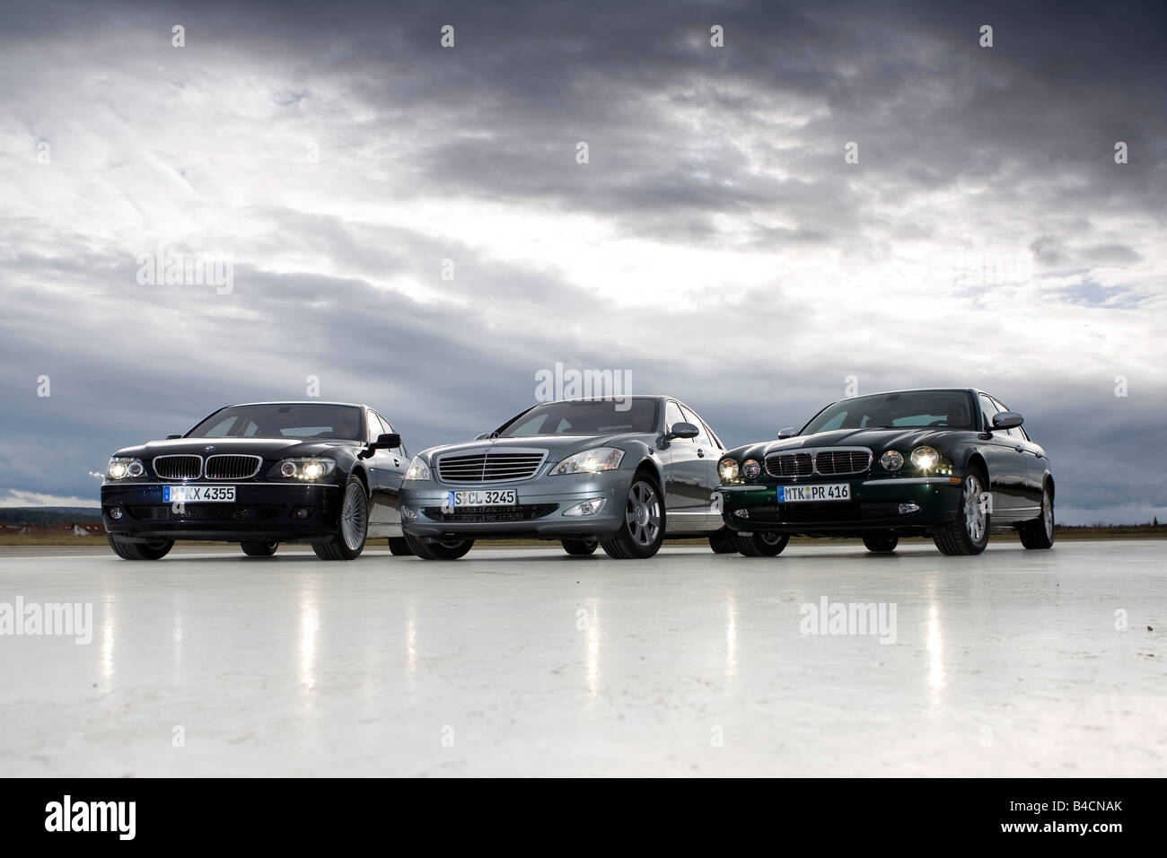Luxury approx., Luxury cars, Luxury cars, from the left: BMW 730 d, Mercedes S 320, Jaguar XJ6, standing, upholding, diagonal fr Stock Photo