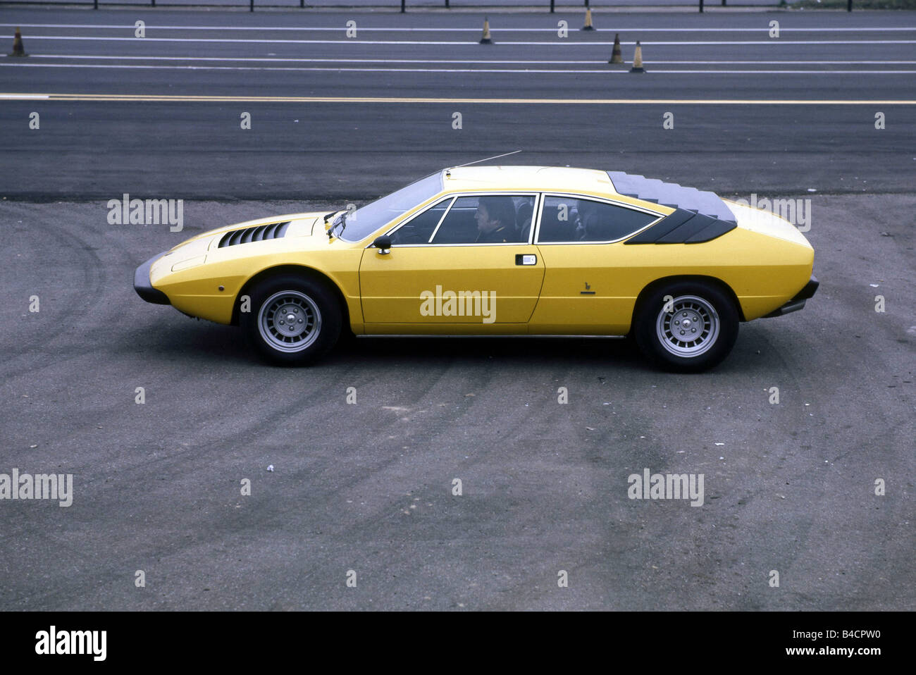 Car, Lamborghini Urraco, model year 1970, The 70s, yellow, roadster,  standing, upholding, side view Stock Photo - Alamy