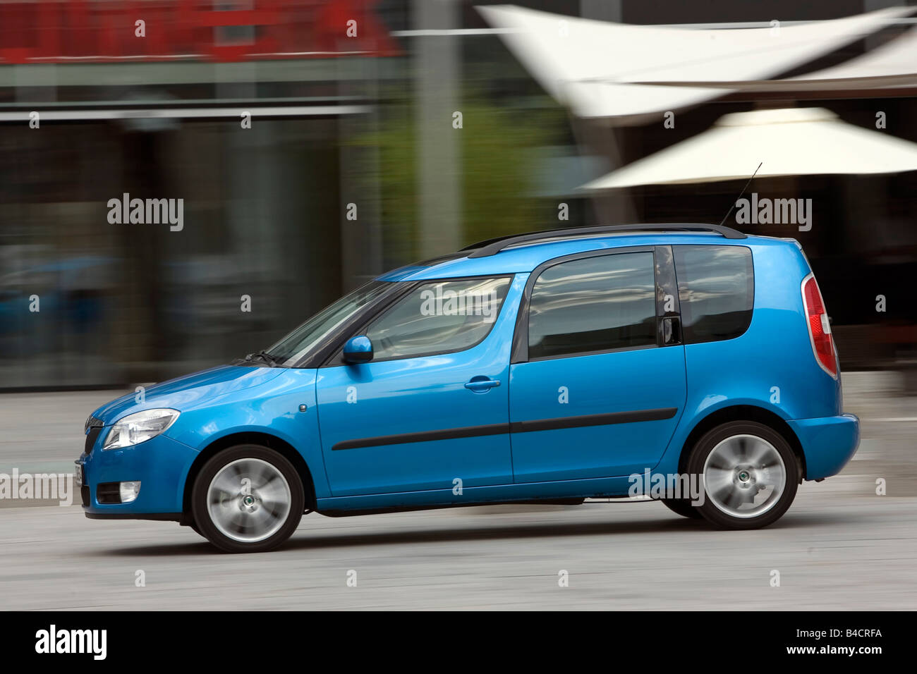 Skoda Roomster 1.9 TDI, model year 2006-, blue moving, side view, City Stock Photo