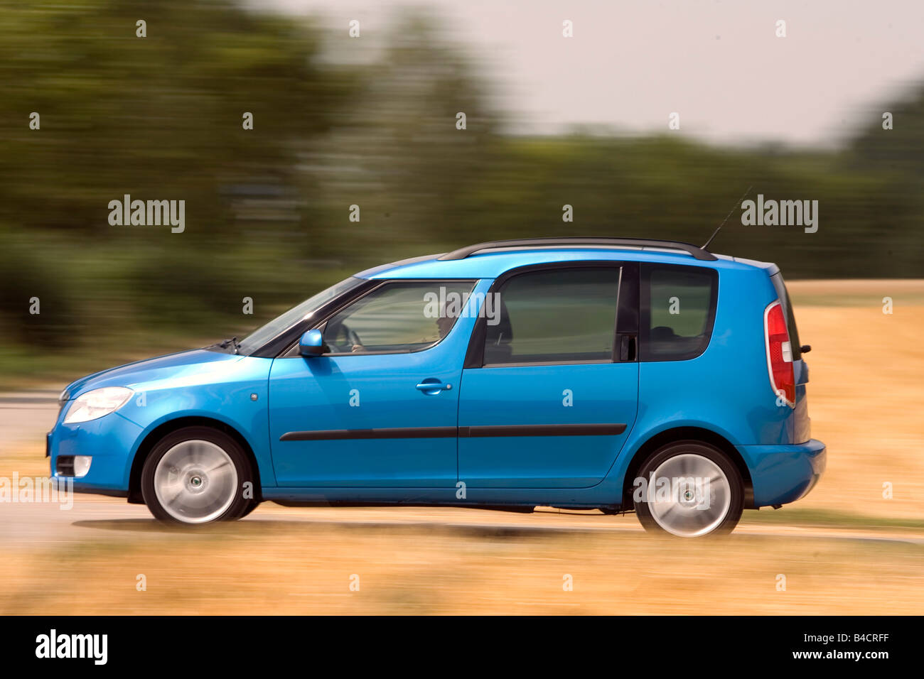 Skoda Roomster 1.9 TDI, model year 2006-, blue moving, side view, country road Stock Photo