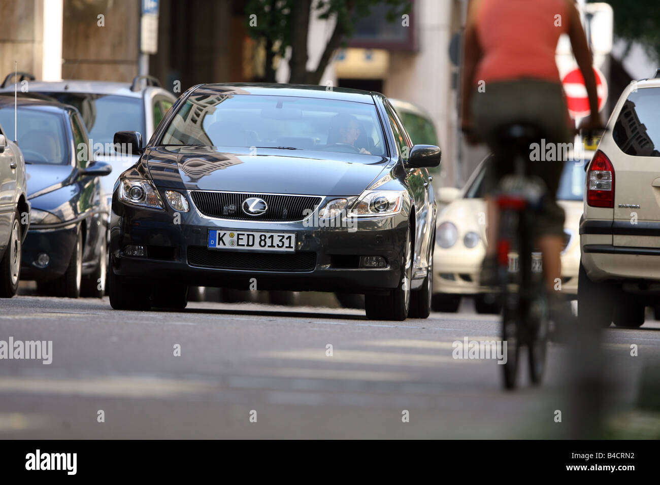 Lexus GS 450, model year 2006-, black, driving, diagonal from the front, frontal view, City Stock Photo