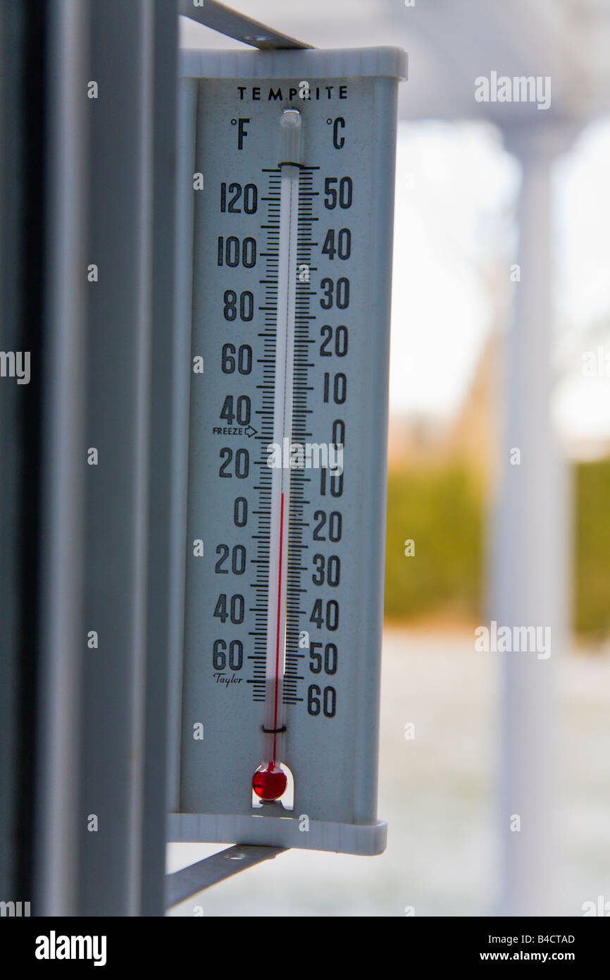 Thermometer showing freezing temperature Stock Photo Alamy