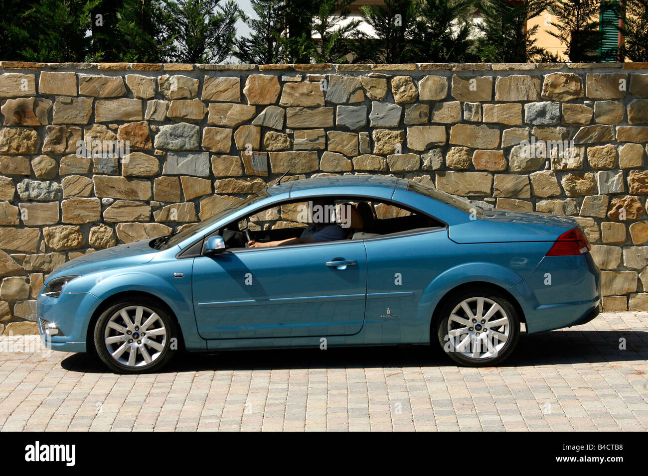 Ford Focus Coupe-Convertible 2.0, model year 2006-, standing, upholding, side view, closed top Stock Photo