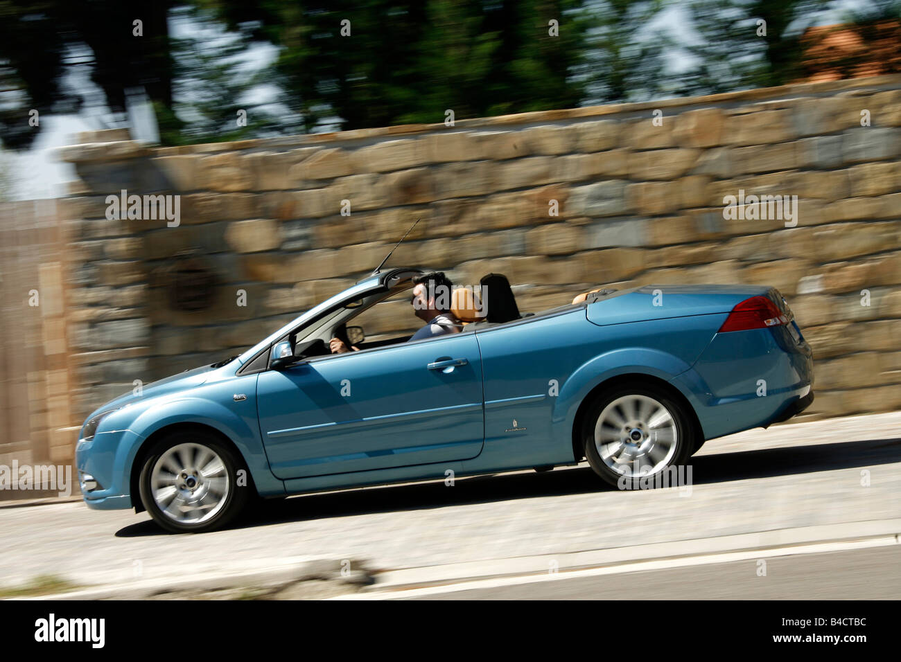Ford Focus Coupe-Convertible 2.0, model year 2006-, driving, side view, country road, open top Stock Photo