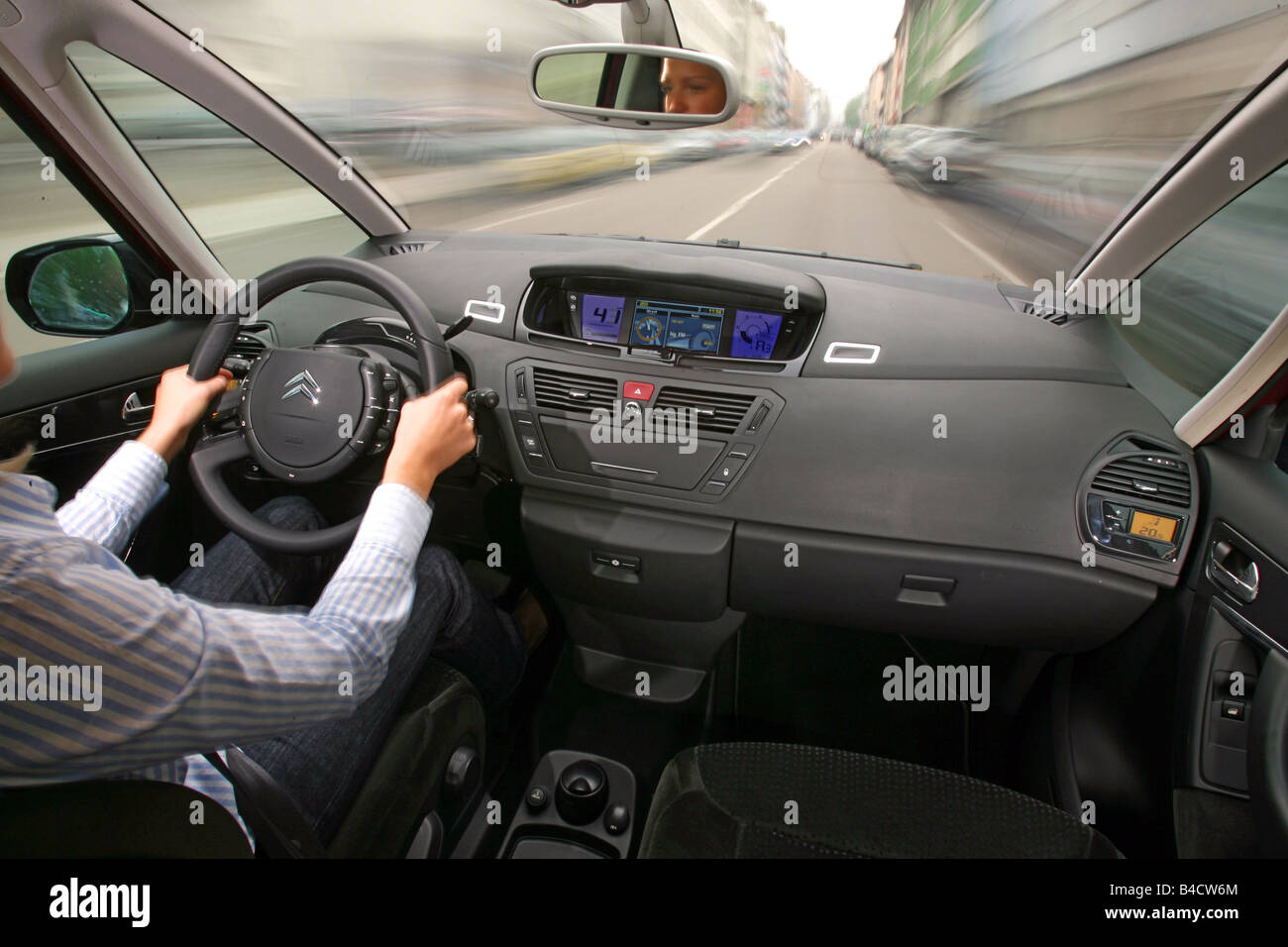 Citroen C4 Piapprox.so HDi 135 Exclusive, model year 2006-, ruby colored,  driving, interior view, view out of the car, view at d Stock Photo - Alamy
