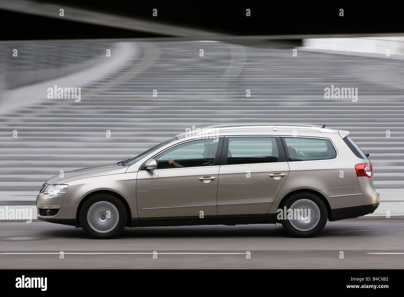 Sneeuwstorm een kopje In zicht VW Volkswagen Passat Variant 1.9 TDI Comfortline, model year 2005-, silver,  driving, side view, City Stock Photo - Alamy