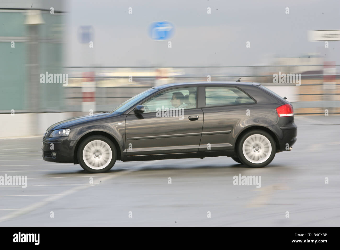 Archivo:Audi A3 8P Ambition S-Line 2.0 TDI Lavagrau Facelift.JPG