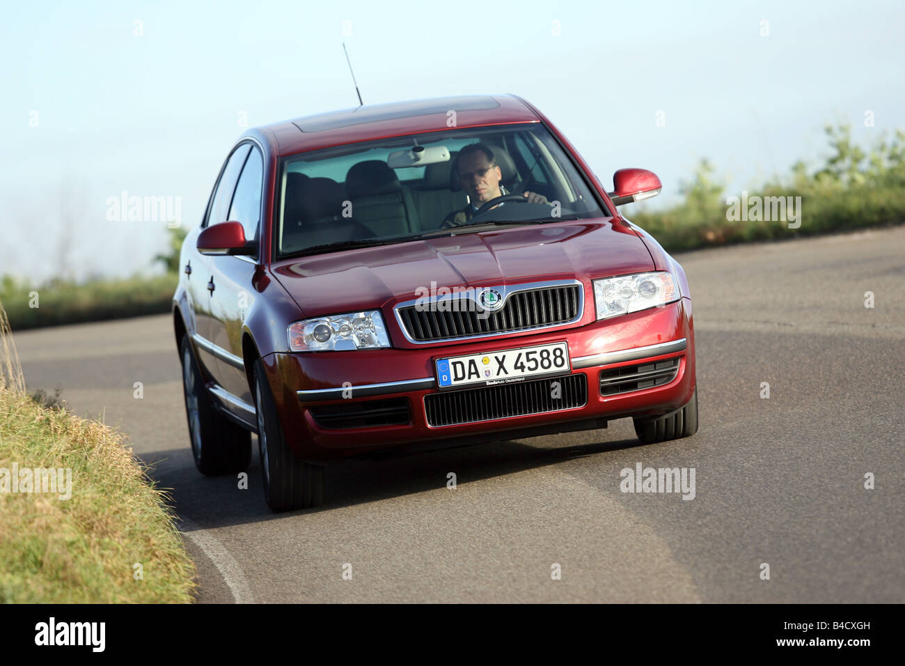 Skoda Superb 1.8 Turbo Elegance, red, model year 2006-, driving, diagonal from the front, frontal view, country road Stock Photo