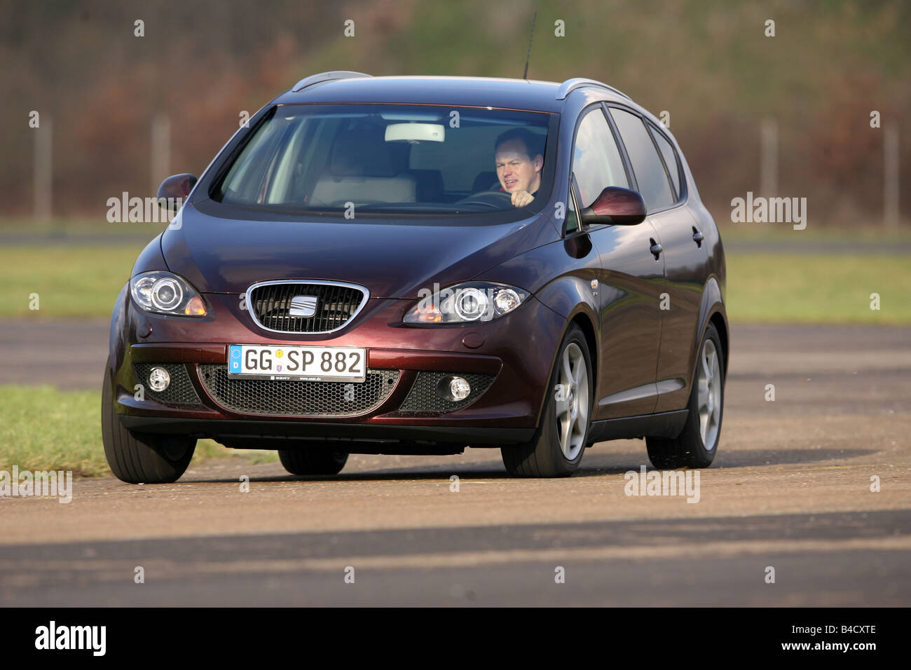 https://c8.alamy.com/comp/B4CXTE/seat-altea-xl-20-tdi-model-year-2006-ruby-colored-driving-diagonal-B4CXTE.jpg