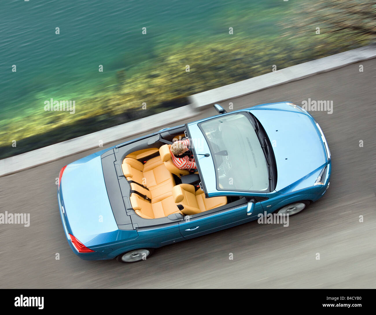Ford Focus 2.0 TDCi coupe-Convertible, model year 2007-, blue moving, diagonal from above, landsapprox.e, lake, Water, Bank, ope Stock Photo