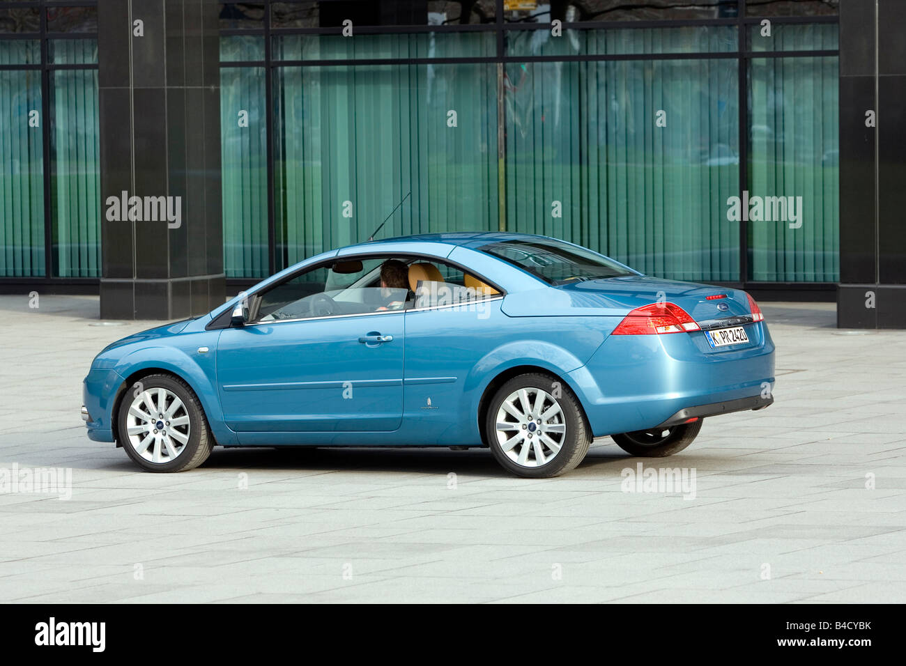 Ford Focus 2.0 TDCi coupe-Convertible, model year 2007-, blue, standing, upholding, side view, City, closed top Stock Photo