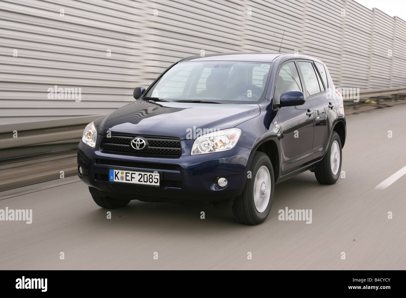 Toyota RAV4 2.2 D-4D Sol, model year 2005-, dunkelblue moving, diagonal from the front, frontal view, City Stock Photo