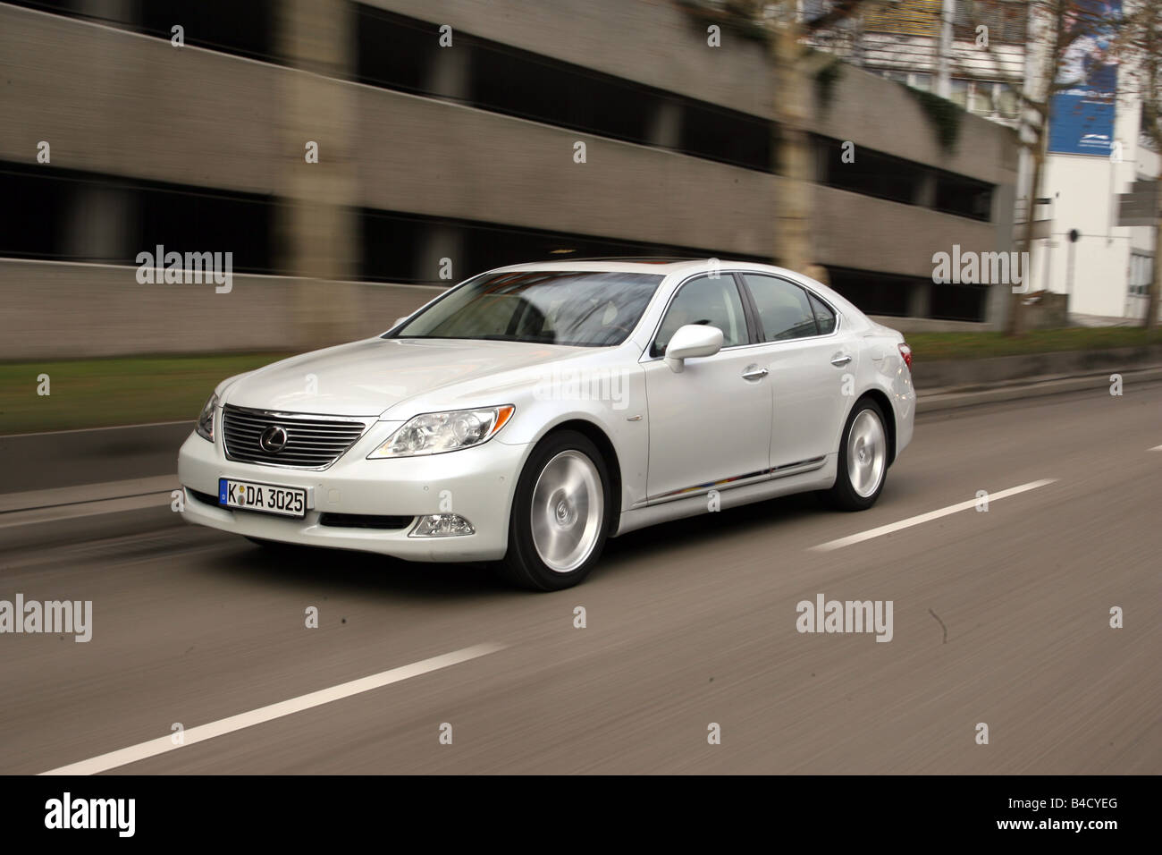 Lexus LS 460 Ambience Impression, model year 2007-, white, driving, diagonal from the front, frontal view, City Stock Photo