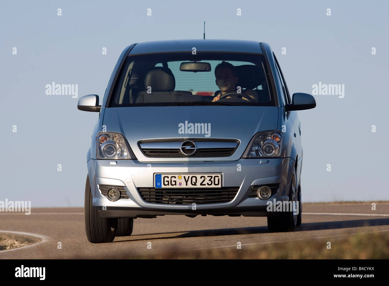 Opel Meriva 1.7 CDTi, année modèle 2007, d'argent, la conduite, la  diagonale de l'arrière, vue arrière, country road Photo Stock - Alamy