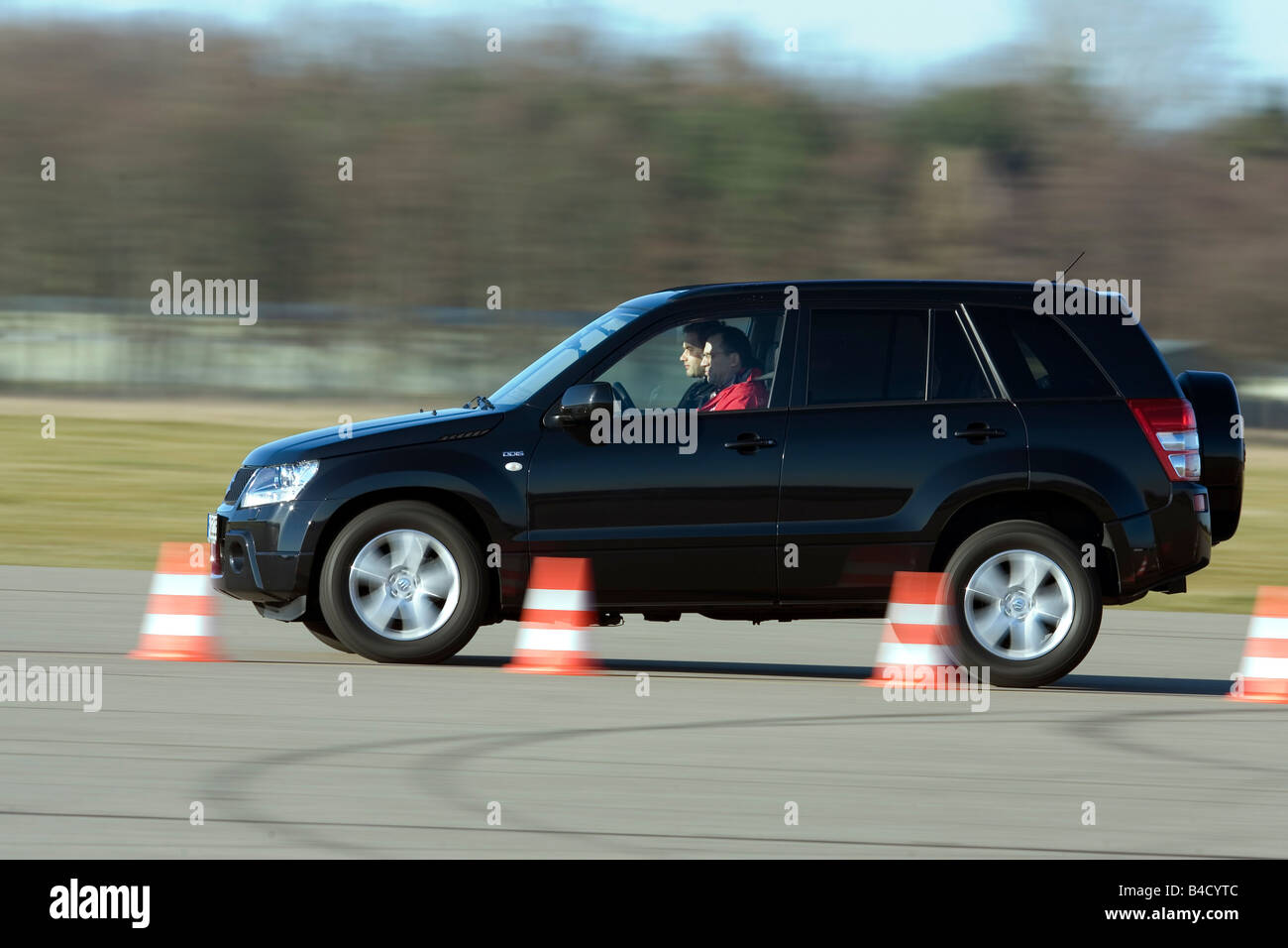 Suzuki Grand Vitara 1.0 DDIS Comfort, model year 2006-, black, driving, side view, Pilonen, test track Stock Photo