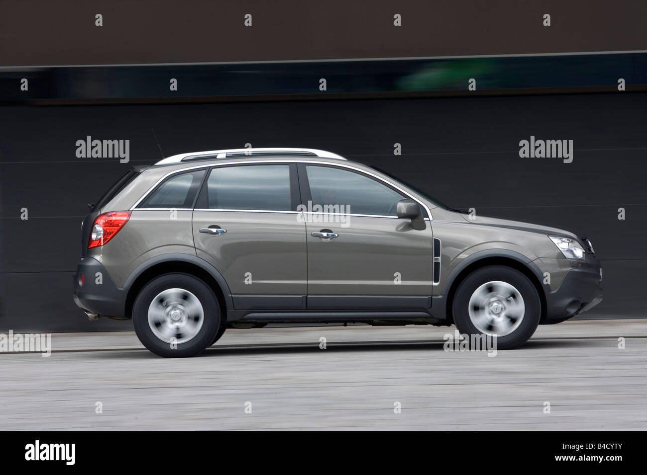 Opel Antara 2.0 CDTI Cosmo, model year 2006-, silver, driving, side view, City Stock Photo
