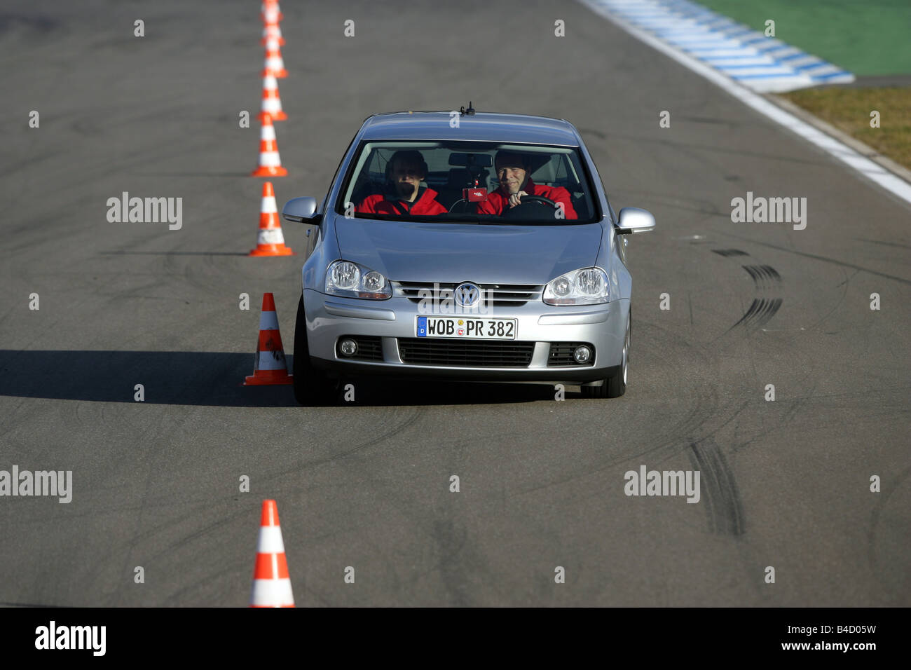 VW Volkswagen Golf 1.6 FSI Comfortline, model year 2005-, silver, driving,  diagonal from the front, frontal view, Pilonen, test Stock Photo - Alamy