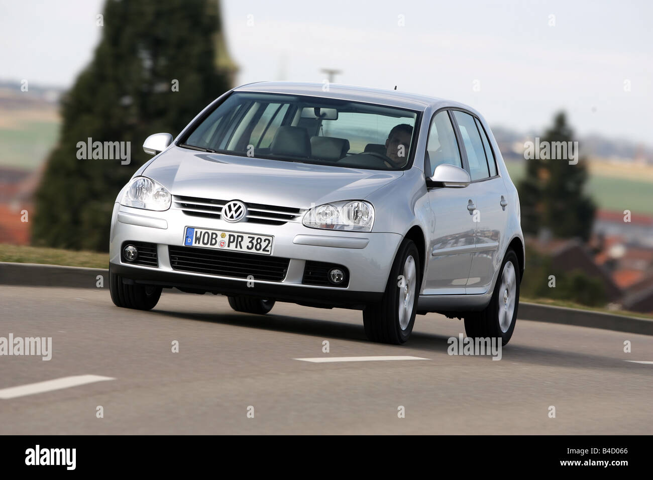 VW Volkswagen Golf 1.6 FSI Comfortline, model year 2005-, silver, driving,  diagonal from the front, frontal view, country road Stock Photo - Alamy