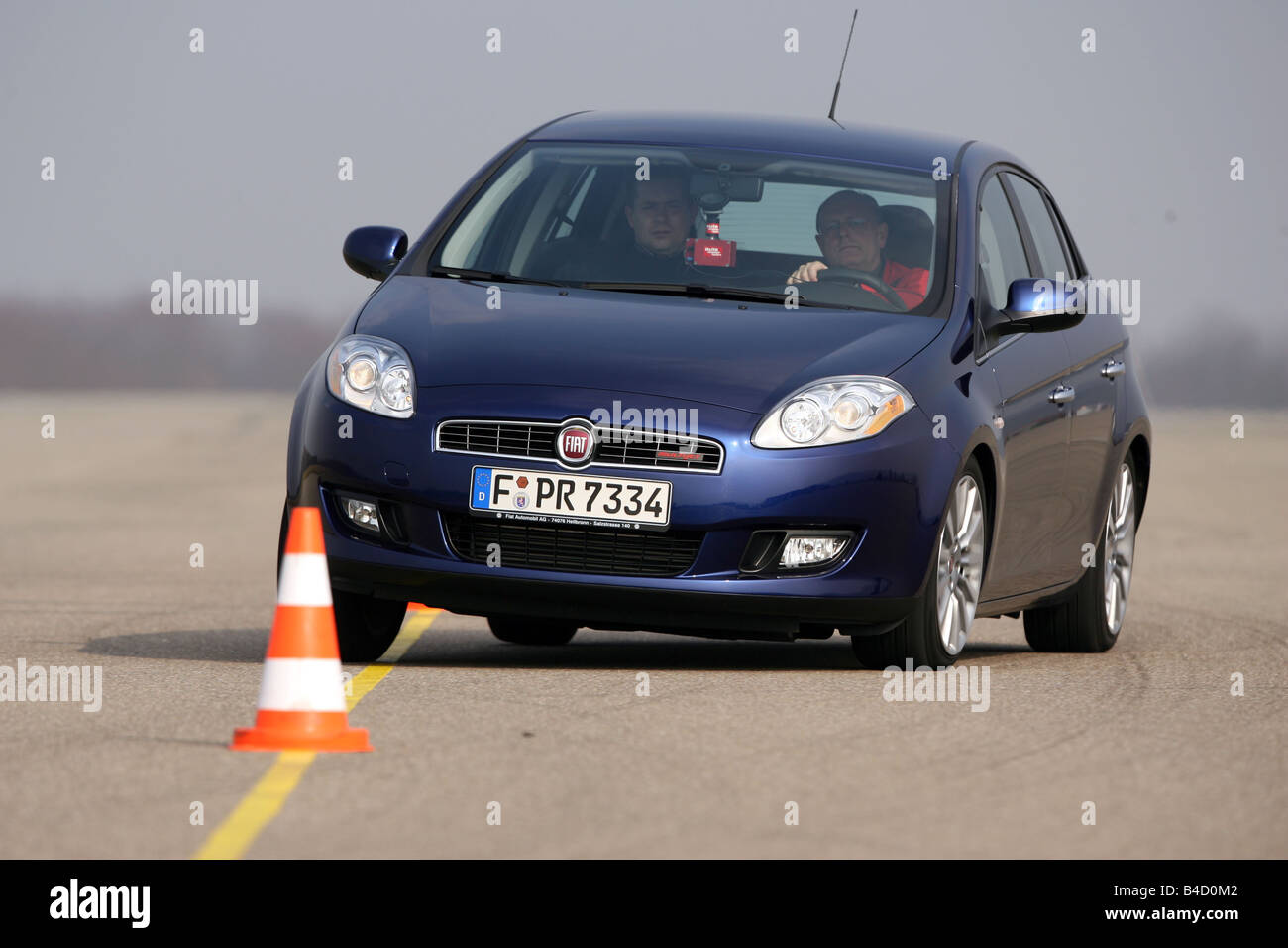 Fiat Bravo 1.9 Multijet 16V Emotion, model year, 2007-, dunkelblue moving, diagonal from the front, frontal view, Pilonen, test Stock Photo