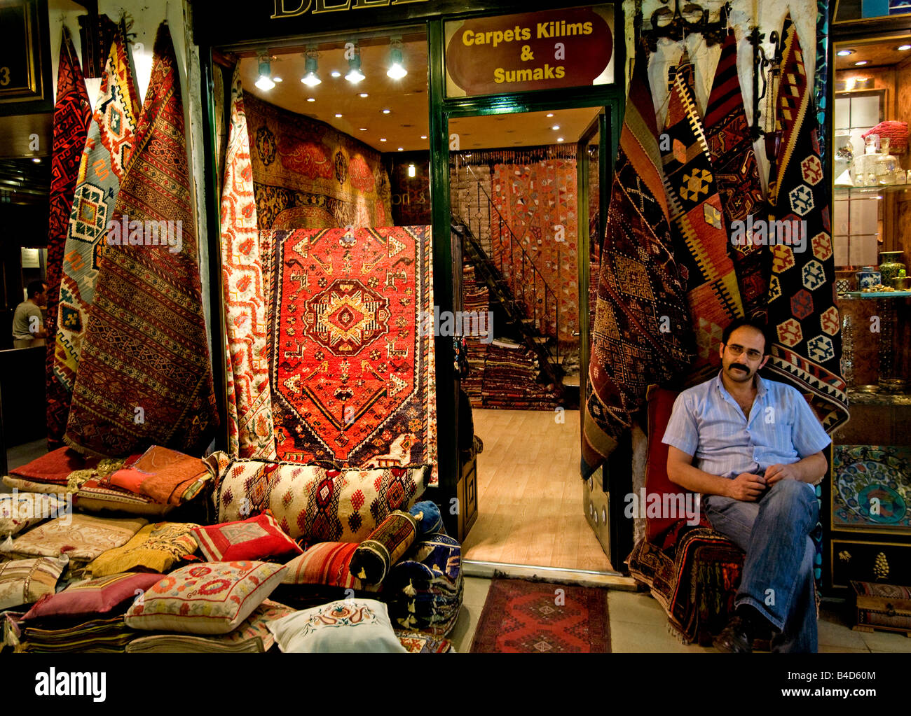 Grand Bazaar Kapali Carsi Kapalıcarsı Istanbul Turkey carpets carpet tapis  handicraft trade Stock Photo - Alamy