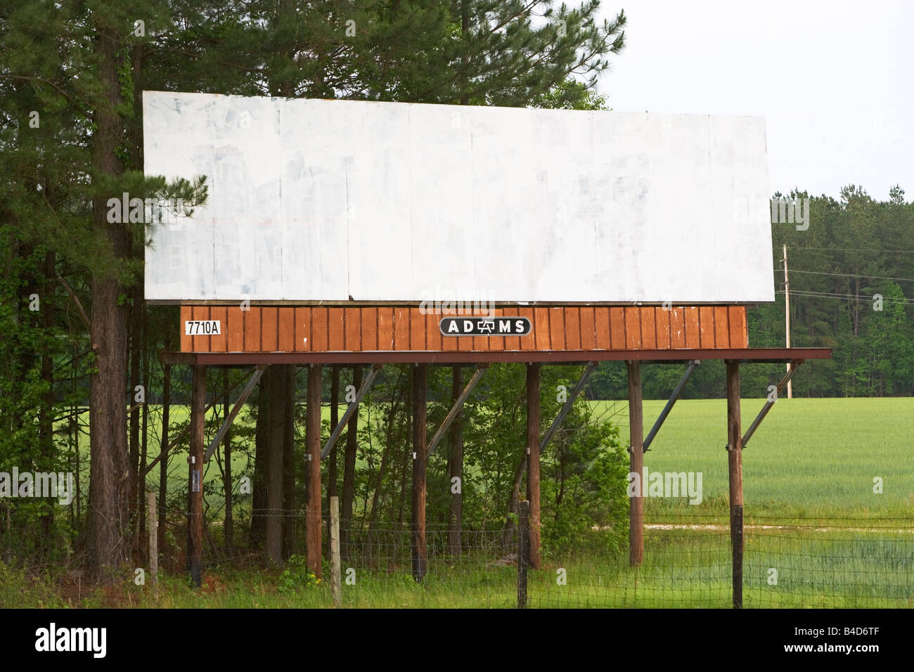 BILLBOARD, BUILDING, SKY, COPY SPACE, COPY, ADVERTISING, WINDOWS, BRICKS, OLD, TENEMENT, SIGN, COMMUNICATIONS, BLANK BILLBOARD, Stock Photo