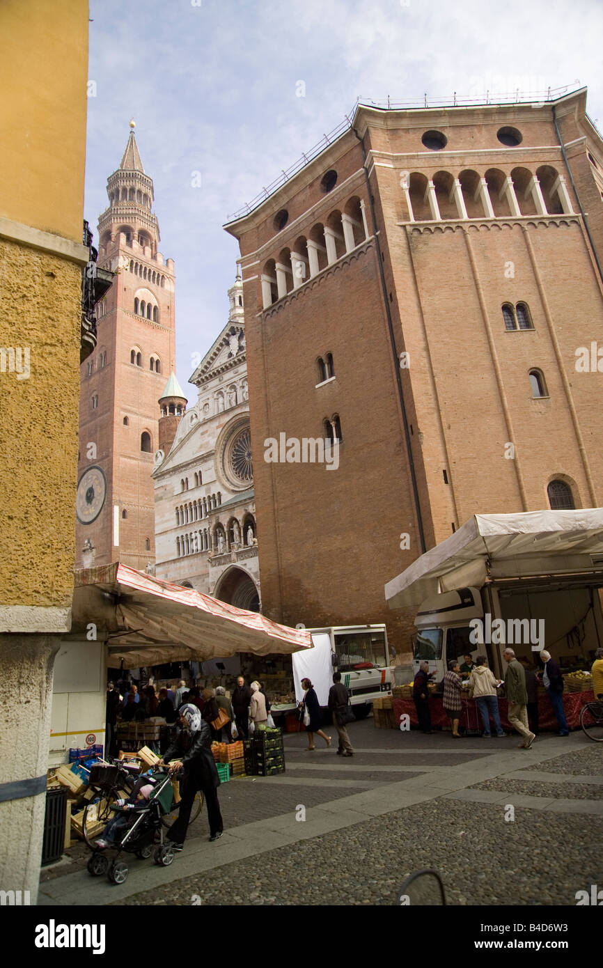 Cremona weekly city open market in Piazza Duomo Stock Photo Alamy
