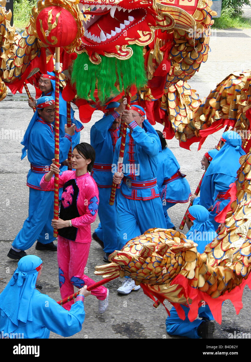 dragon dance performers having fun Stock Photo Alamy