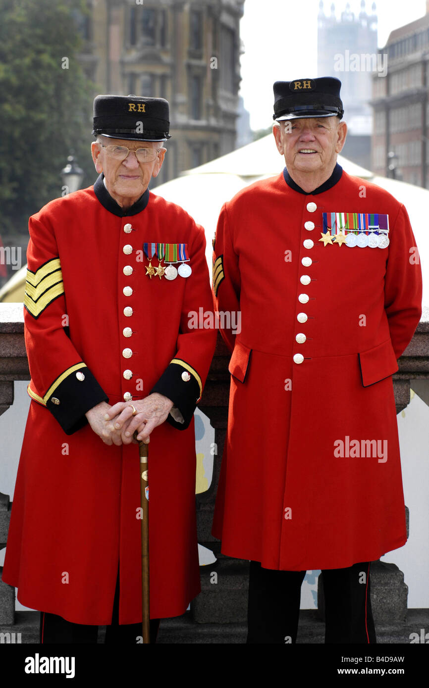 chelsea-pensioners-in-uniform-red-hi-res-stock-photography-and-images