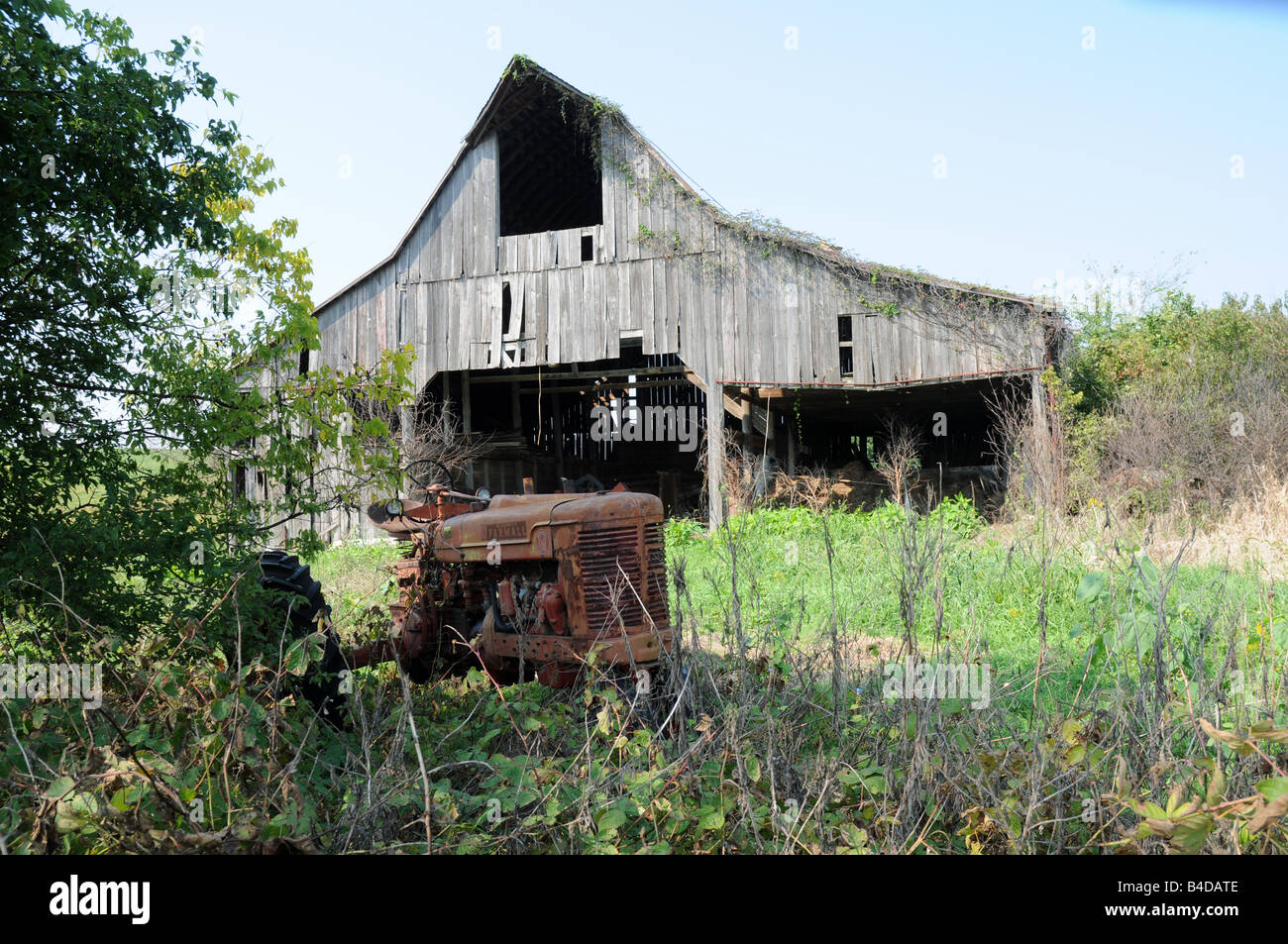 Old tractor barn hi-res stock photography and images - Alamy