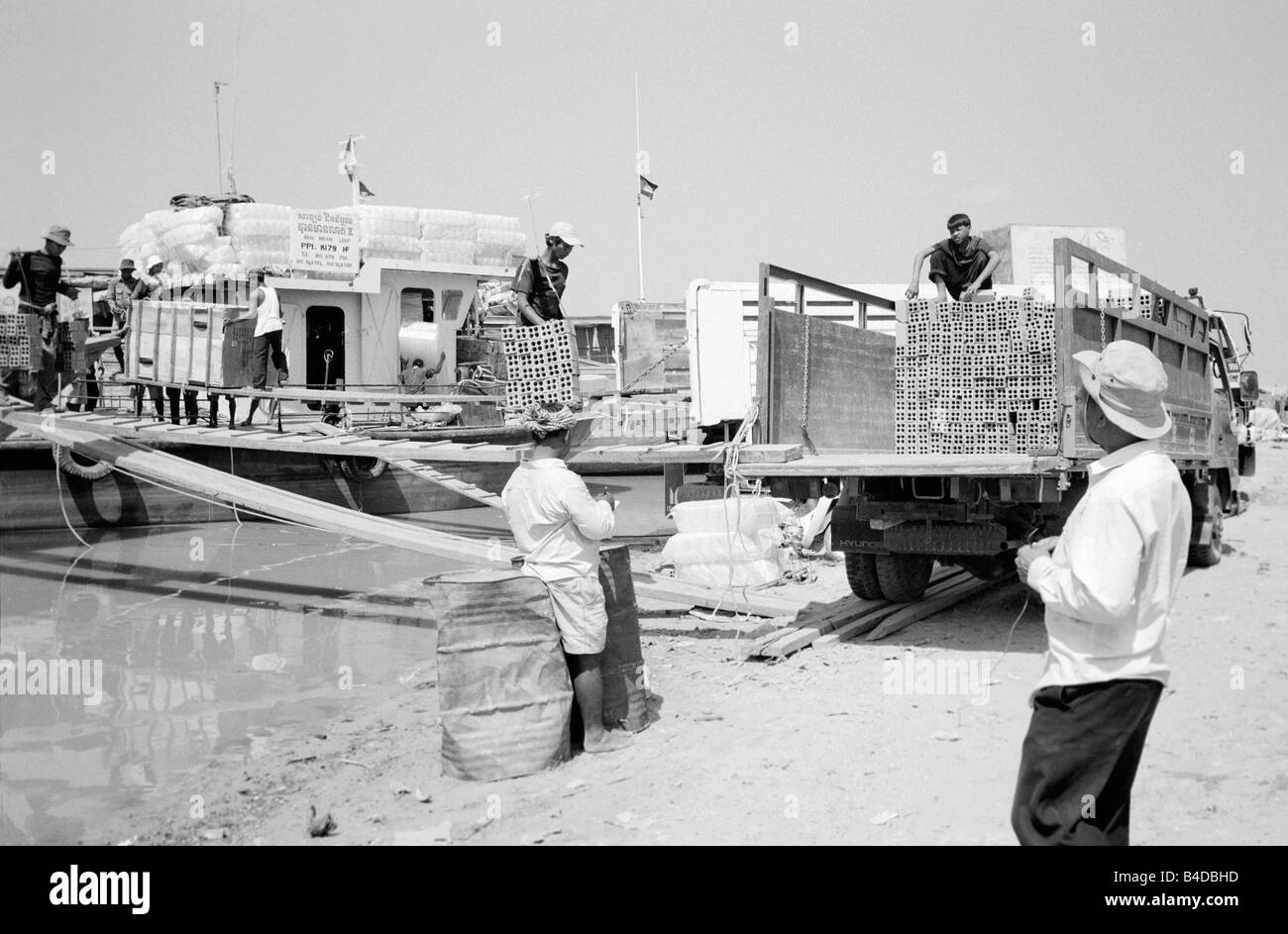 Jan 20, 2003 - Cargo being brought ashore in Phnom Krom harbour at Tonle Sap lake near the Cambodian town of Siem Riep. Stock Photo