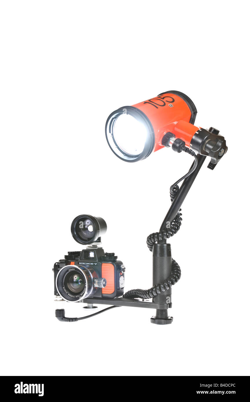 A Nikonos V underwater camera set up with 20mm wide angle lens and  viewfinder + SB105 strobe on a pure white (255) background Stock Photo -  Alamy