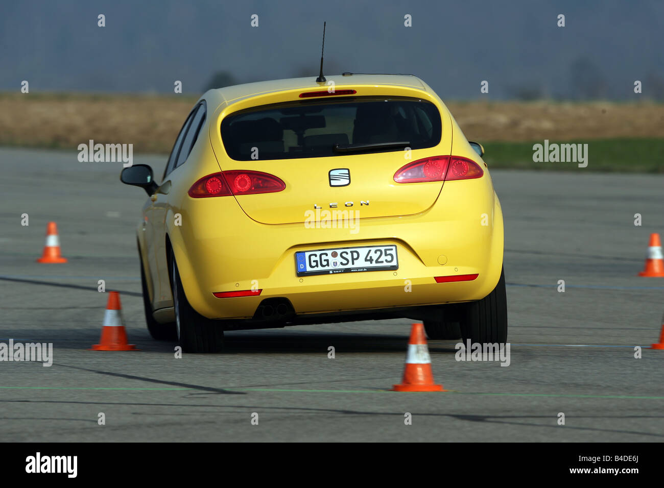 Seat Leon 2.0 FSI, model year 2005-, red, driving, diagonal from the front,  frontal view, City Stock Photo - Alamy