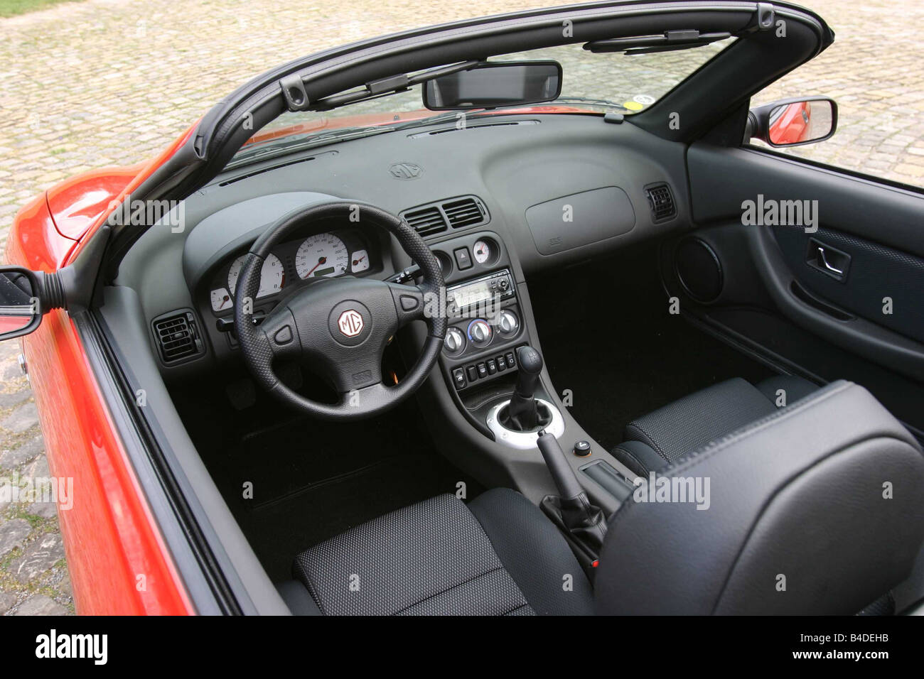 Auto, MG MGTF, Cabrio, Modell Jahr 2002-, rot, Blick ins Boot, Technik/ Zubehör, Zubehör Stockfotografie - Alamy