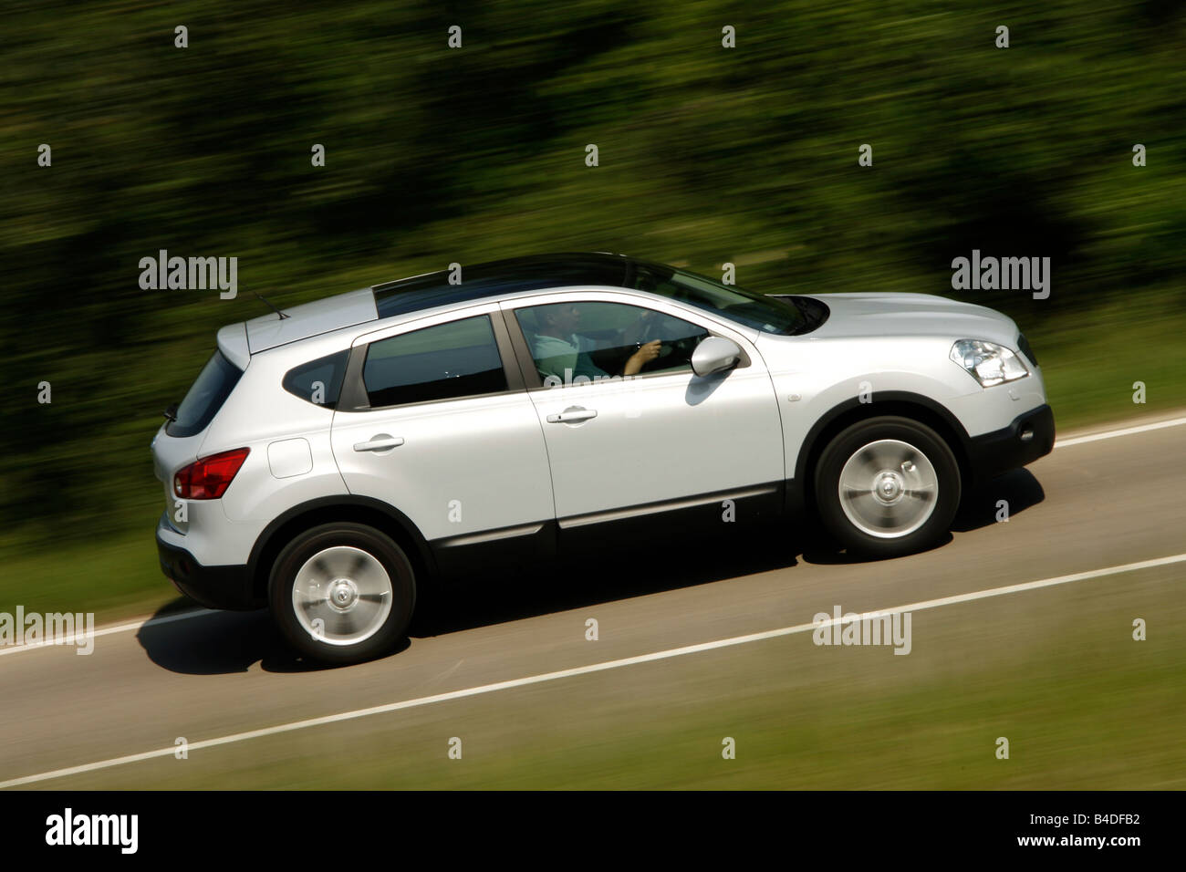 Nissan Qashqai 2.0 4WD tekna, model year 2007-, silver, driving ... Nissan Qashqai 2.0 4WD tekna, model year 2007-, silver, driving ...