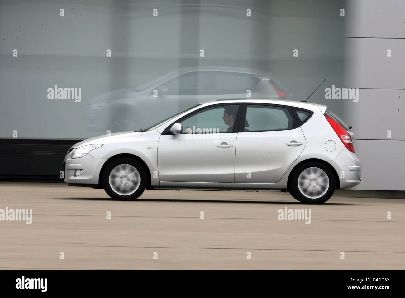 Hyandai i30 1.6 Style, model year 2007-, silver, driving, side view, City Stock Photo