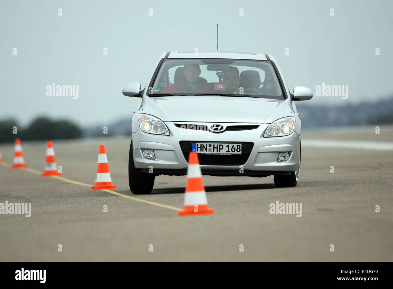 Hyandai i30 1.6 Style, model year 2007-, silver, driving, diagonal from the front, frontal view, Pilonen, test track Stock Photo