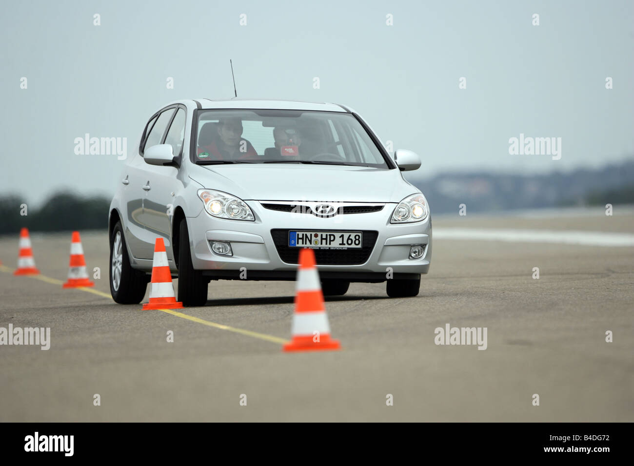 Hyandai i30 1.6 Style, model year 2007-, silver, driving, diagonal from the front, frontal view, Pilonen, test track Stock Photo