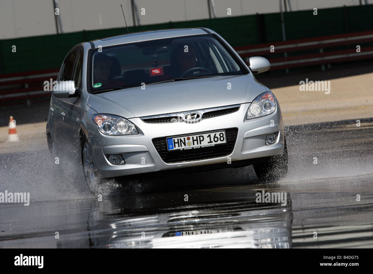 Hyandai i30 1.6 Style, model year 2007-, silver, driving, diagonal from the front, frontal view, Pilonen, test track, Water, Aqu Stock Photo