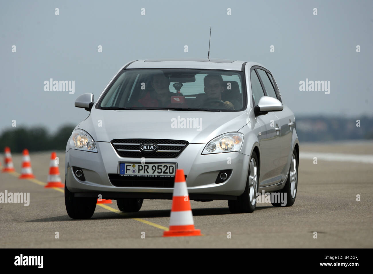 Kia Cee'd 1.6 CVVT EX, model year 2006-, silver, driving, diagonal from the front, frontal view, test track, Pilonen Stock Photo