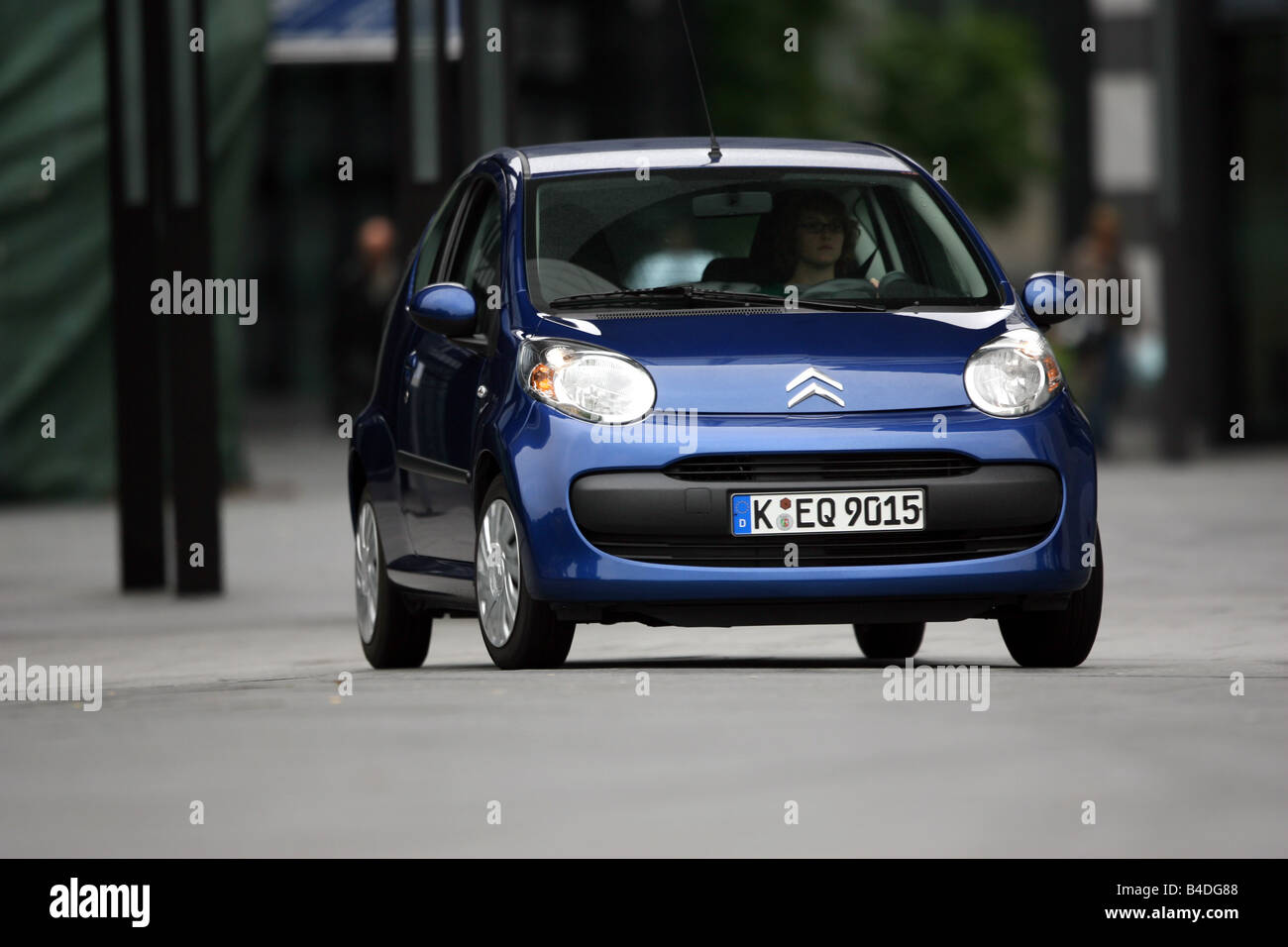 Citroen C1 HDi 55 Style, model year 2007-, blue moving, diagonal from the front, frontal view, City Stock Photo