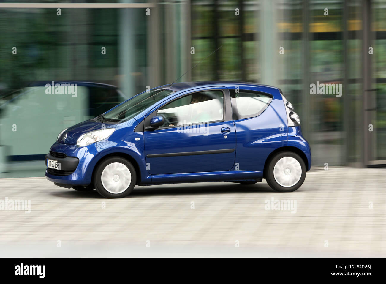 Citroen C1 HDi 55 Style, model year 2007-, blue moving, side view, City Stock Photo